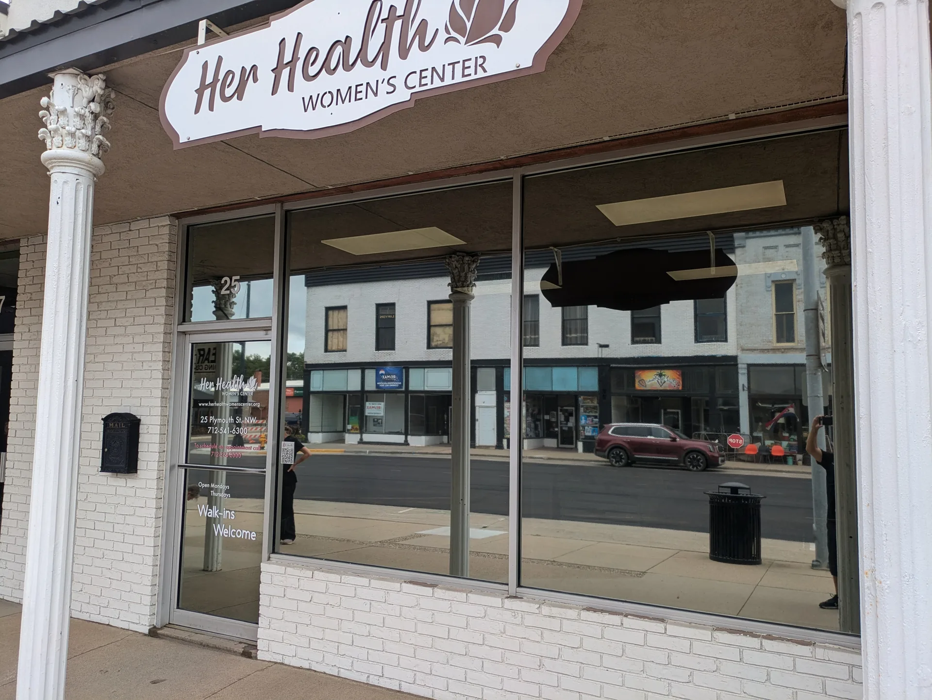 Le Mars women's clinic storefront with RN07G privacy film (exterior)